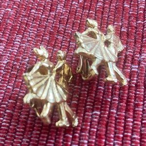 (JE25AA) Vintage  Gold Dancing Couple Clip On Earrings